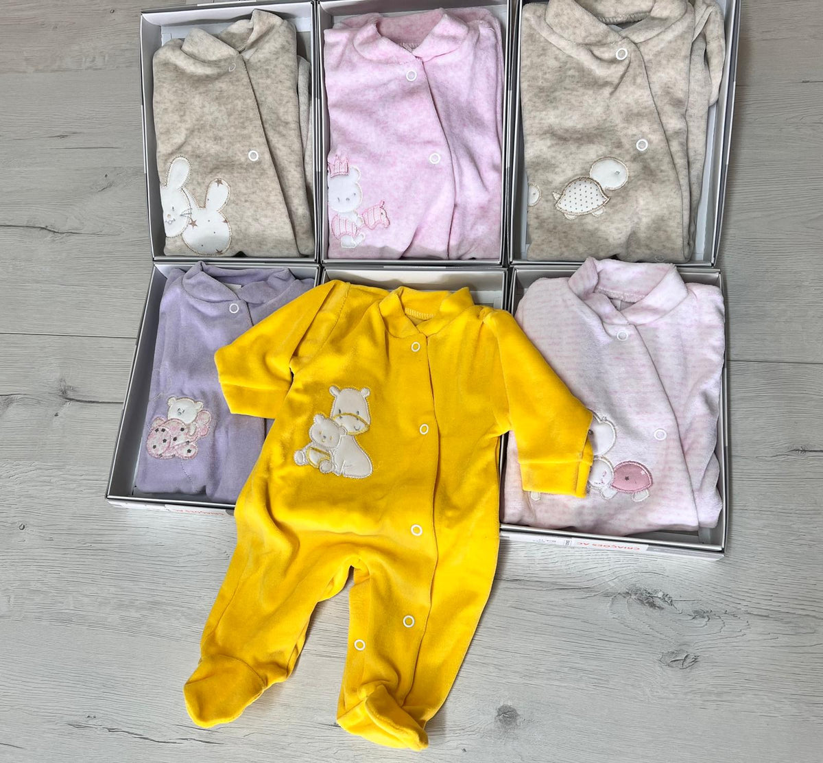 Babygrow de Veludo com Bordado — Feito em Portugal
