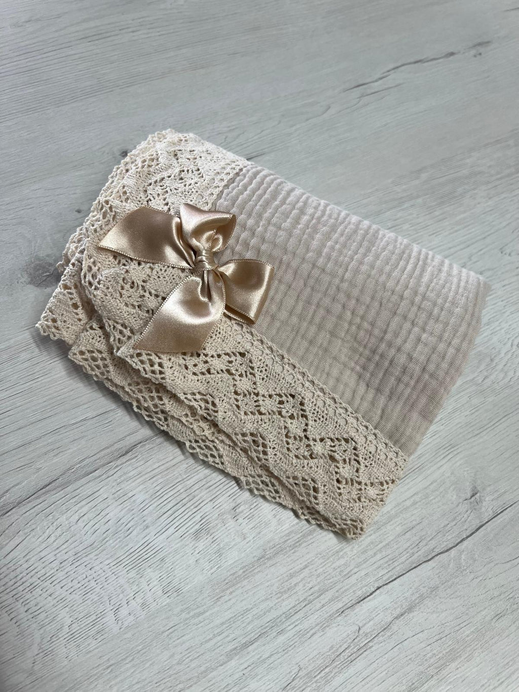Conjunto de Saída de Maternidade em Malha com Renda